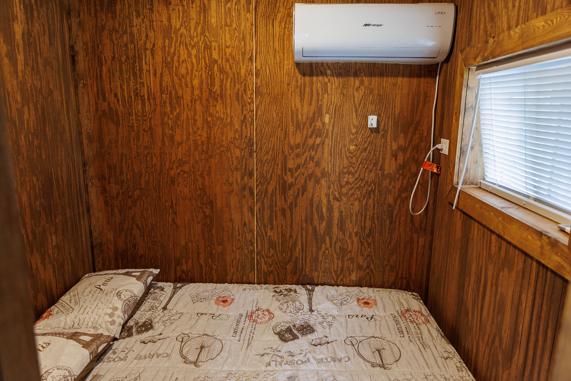 #4 Marina Small Cabin Capacity 4, Sleeps 2